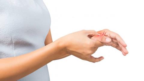 Боль в суставах большого пальца после родов: причины и лечение