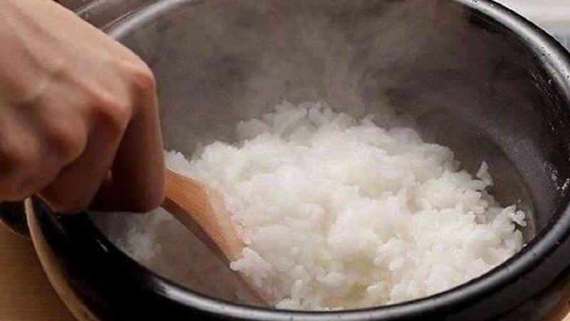 Berapa bulan bayi boleh makan nasi?  Cara ajar anak makan nasi