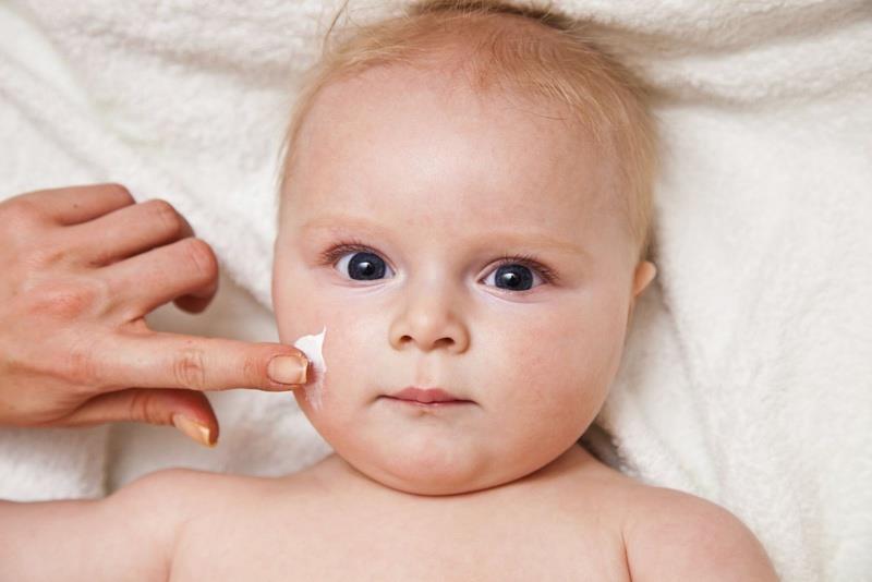 У новорожденных потрескались щеки, что делать быстро?