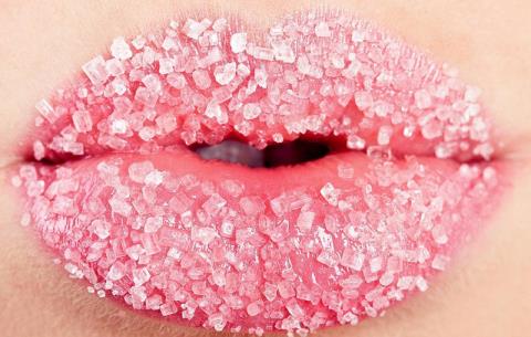 Bagaimana untuk memiliki bibir yang gebu dan lembut secara semulajadi?
