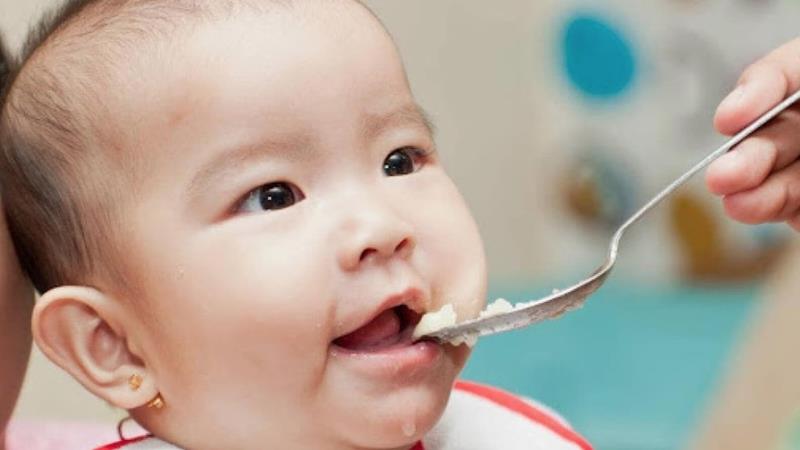 Berapa bulan bayi boleh makan nasi?  Cara ajar anak makan nasi