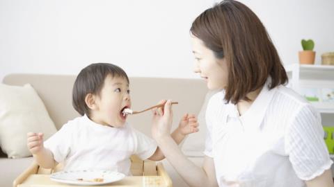ทารกกินข้าวได้กี่เดือน? วิธีสอนลูกกินข้าว