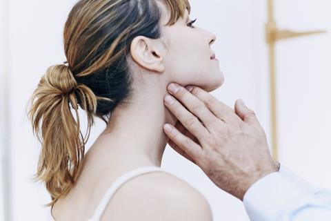 What are the early symptoms of laryngeal cancer?