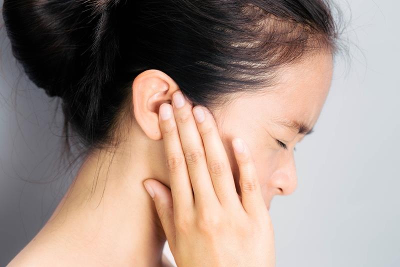 Answer the question: Can perforated eardrum be cured?