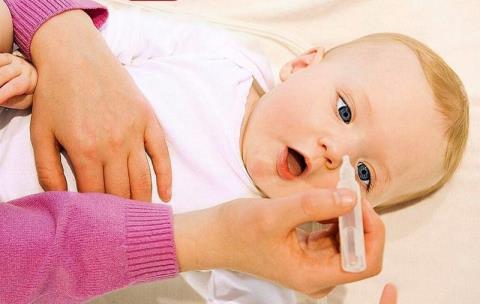Newborns spit up milk and wheeze: Causes and solutions