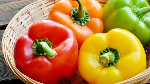 What are the benefits of eating bell peppers? Can bell peppers be eaten raw?