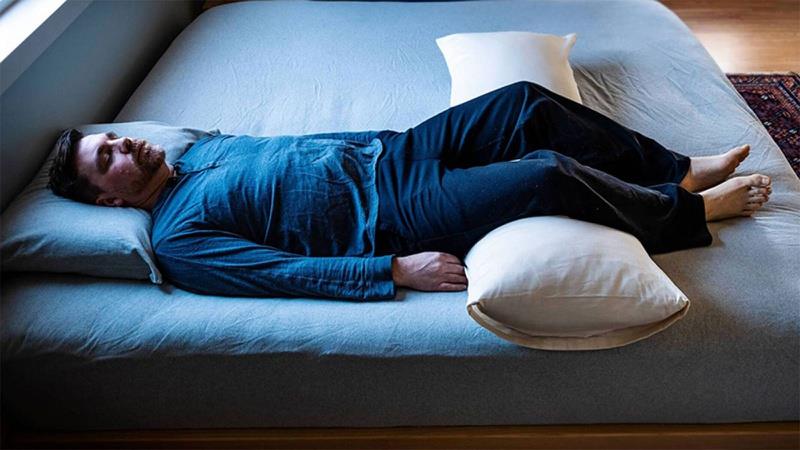 Как спать, чтобы увеличить размер груди эффективно и просто