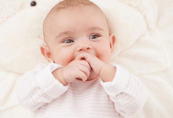生後3ヶ月の赤ちゃんの発育について知っておくべきこと