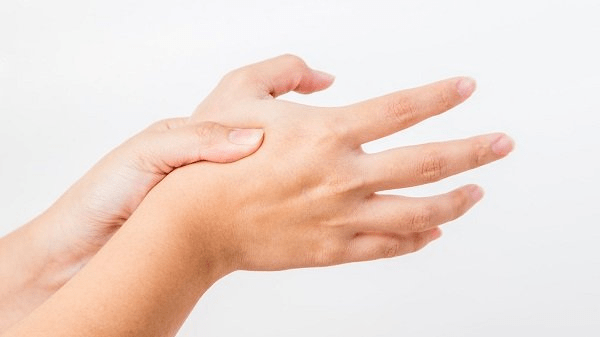 Zabieg akupunktury na palec spustowy