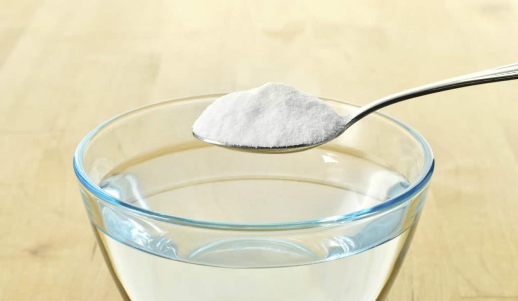 In che modo i gargarismi con acqua salata sono utili per la salute orale?