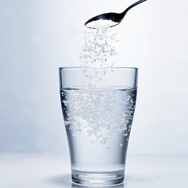 Gurgeln mit Salzwasser und überraschend effektive Vorteile