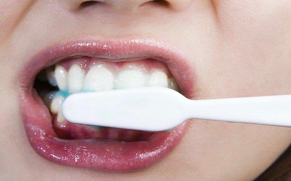 歯茎の退縮：原因、予防、および治療