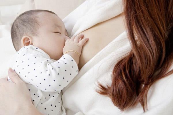 母乳育児の位置：母乳育児の正しい方法は何ですか？