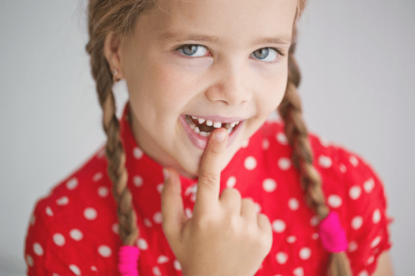 ¿Qué deben hacer los padres cuando un niño tiene los dientes flojos?