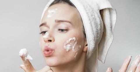 8 bad habits that cause acne to avoid!