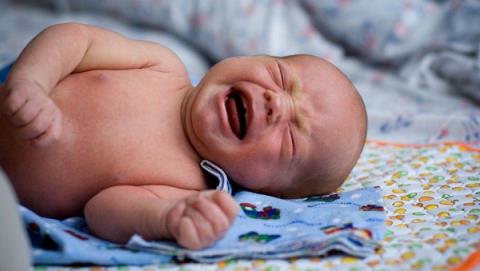 ¿Cómo tratar el estreñimiento en bebés en casa?
