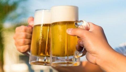 คุณรู้ได้อย่างไรว่าคุณมีอาการแพ้เบียร์?