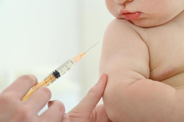 Hora de administrar a vacina pneumocócica Synflorix para crianças