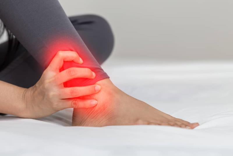 Dolore alla caviglia: sintomi e segnali di pericolo • SignsSymptomsList.com